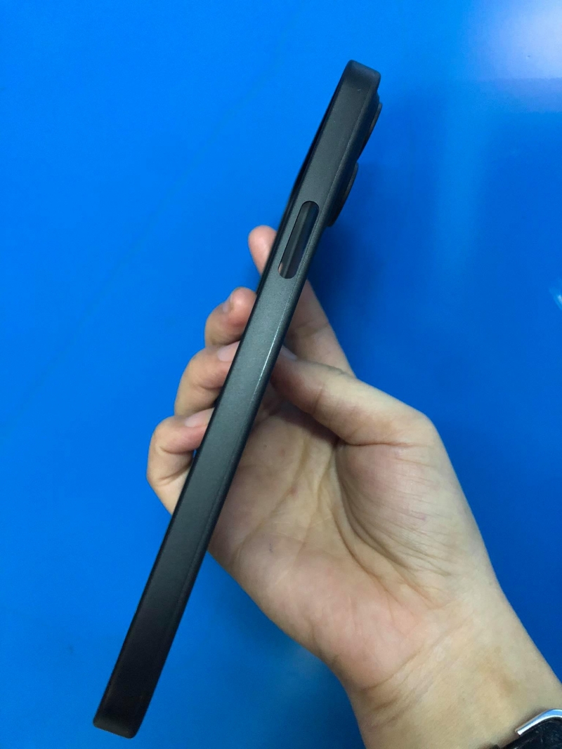 Ốp Lưng iPhone 13 Pro Max Hiệu Memumi Mỏng Dạng Nhám Mờ Cao Cấp được làm bằng silicon siêu dẻo nhám và mỏng có độ đàn hồi tốt, nhiều màu sắc mặt khác có khả năng chống trầy cầm nhẹ tay chắc chắn.